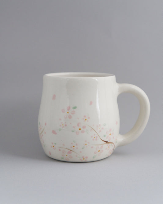 Primavera -Short mug with small pink flowers at the bottom
